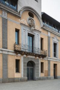 巴塞罗那巴塞罗那共和公寓酒店的一侧带阳台的建筑