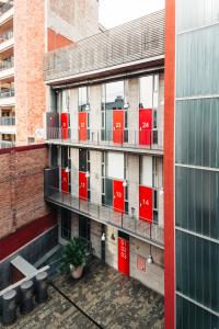 巴塞罗那巴塞罗那共和公寓酒店的建筑的侧面有红色的容器
