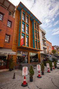 伊斯坦布尔Henna Hotel Istanbul的前面有橙色锥形的建筑