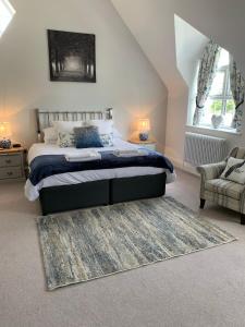 卡迪夫Greystones的一间卧室配有一张大床和地毯。