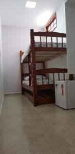 卡波布里奥MAR DOCE LAR的一间客房内配有两张双层床的房间