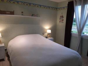 Sommepy-TahureLes lits de la Py的卧室配有白色的床和窗户。