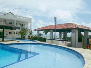 雅克南apartamento em jacumã- residencial granito x jasmim的大楼前的大型游泳池