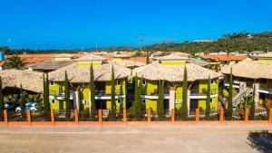 塞古罗港Vila Miola Hotel的一排带围栏的黄色房屋