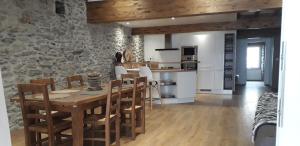 拉兰Le Montagnon的厨房以及带桌椅的用餐室。