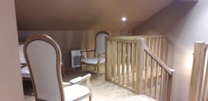 拉兰Le Montagnon的客房设有带椅子和桌子的楼梯。