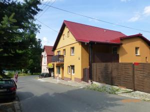 普热谢卡Pokoje Karkonosze的街上有红色屋顶的房子