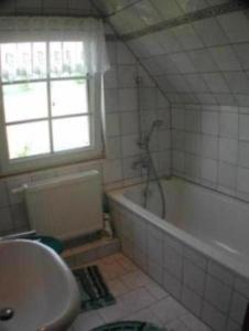 巴特弗兰肯豪森费德穆勒公寓的带浴缸和盥洗盆的浴室