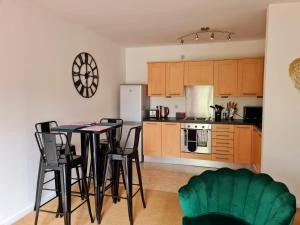沃灵顿Emerald Blossom-Central Warrington, Luxurious Yet Homely, WiFi, Secure Parking的一间厨房,里面配有桌椅
