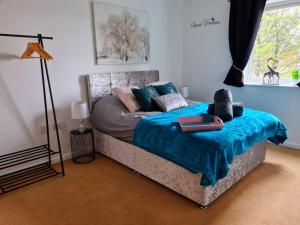 Emerald Blossom-Central Warrington, Luxurious Yet Homely, WiFi, Secure Parking客房内的一张或多张床位