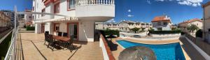 圣卡洛斯拉腊皮塔Casa del Botargo的享有带游泳池的房子的景色