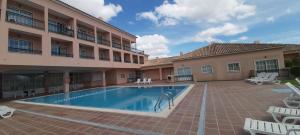 阿尔沃尔Casa d'Alvor的大楼前设有游泳池的酒店