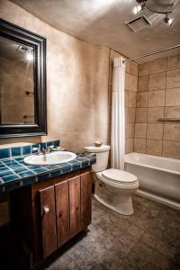 圣达菲拉斯帕洛马斯酒店的浴室配有盥洗盆、卫生间和浴缸。