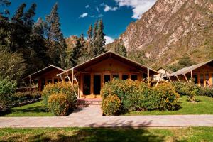 奥兰太坦波Las Qolqas EcoResort Ollantaytambo的一座山底建筑