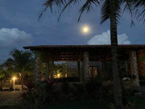 圣阿马鲁Quintal de Areias的棕榈树和满月的房子