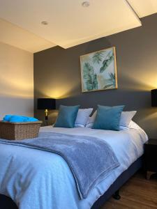 里奥班巴Wanderlot - Departamento Leganza - Penthouse Lujoso的一间卧室配有一张带蓝色床单的大床