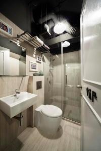 新加坡The Pod at Beach Road Boutique Capsule Hotel的浴室配有卫生间、盥洗盆和淋浴。