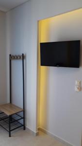 利迈纳里亚HOUSE DILENA TSIMTSIRI Luxury Apartment 2的挂在墙上的平面电视