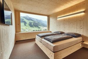 Revier Mountain Lodge Adelboden客房内的一张或多张床位