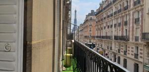 巴黎爱丽舍联合酒店的阳台享有城市美景,设有建筑