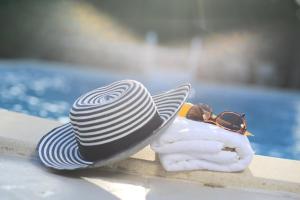 埃亚玛琳娜奈奇多德斯皮纳公寓的毛巾上一顶黑白帽子和太阳镜