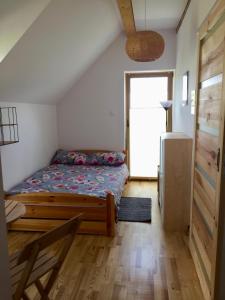 韦特利纳Chata Bieszczady的一间小卧室,配有一张床和一扇门