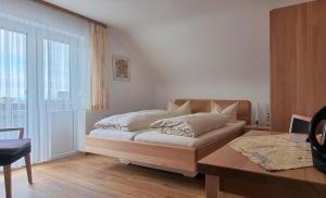 农嫩霍恩赛德酒店的一间卧室配有一张床、一张桌子和一个窗户。
