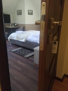 亚斯沃Sepia Restauracja & Noclegi的卧室的门,卧室内有一张床