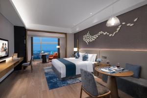 长沙长沙雅诗阁湘江财富金融中心服务公寓的酒店客房 - 带一张床和用餐室