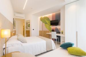 奥特朗托Hotel Bellavista - Boutique Hotel的卧室配有白色的床和书桌