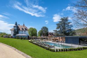 艾克斯河畔格雷西Château Brachet的一座带游泳池和房子的庄园