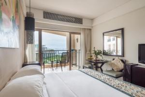 三亚三亚国光豪生度假酒店（网红泳池+免税城95折）的酒店客房设有一张床和一个阳台。