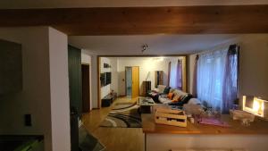 伊尔梅瑙Ferienwohnung Gottlebe的客厅配有沙发和桌子