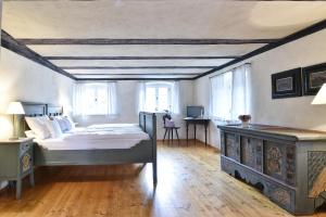 GnotzheimGentner - Hotel garni的卧室配有床、桌子和窗户。
