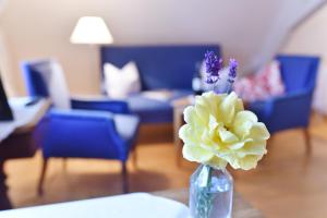 GnotzheimGentner - Hotel garni的客厅里带花的花瓶