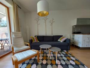 博维茨Apartments Supermjau的客厅配有蓝色的沙发和2张桌子