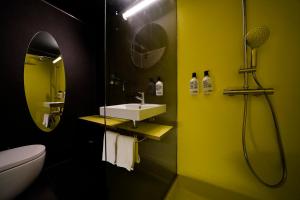 科英布拉Zero Box Lodge Coimbra的一间带水槽和淋浴的浴室