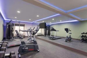 默夫里斯伯勒Wingate by Wyndham Murfreesboro-NEAR MTSU的健身房设有数台跑步机和镜子