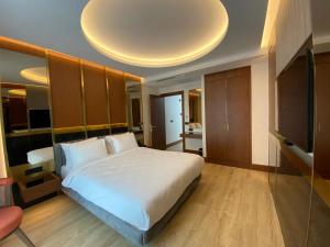伊斯坦布尔Henna Hotel Istanbul的卧室配有一张白色大床