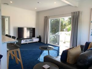 科罗曼德镇Coromandel Town Harbourside Cottage Luxury Accommodation的带沙发和电视的客厅