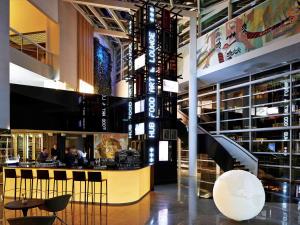 圣保罗圣保罗维拉奥林匹亚铂尔曼酒店的大楼内一家设有酒吧的餐厅