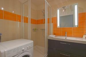 贝叶IKE'S Deluxe APARTMENT in Bayeux的一间带洗衣机和水槽的浴室