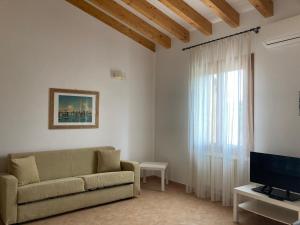 佩莱斯特里纳Dimora Marina的带沙发和窗户的客厅