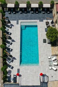 卡尔维Hôtel L'Abbaye的享有带躺椅的游泳池的顶部景致