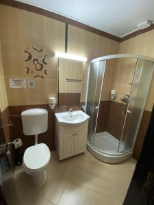 马马亚天际别墅旅馆的带淋浴、卫生间和盥洗盆的浴室