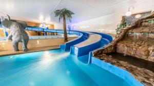 比亚韦斯托克比亚韦斯托克格莱毕维基酒店的水上公园的室内水滑梯