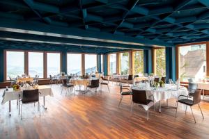 艾根塔尔Hotel Gasthaus Hergiswald的用餐室设有桌椅和窗户。