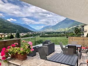 PiatedaB&B Valtellina Mon Amour的一个带桌椅的山景庭院