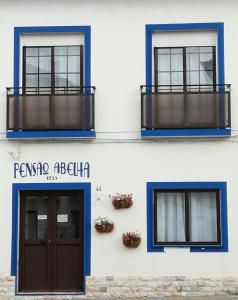 科武港Quartos Abelha的两幅带门和阳台的建筑照片