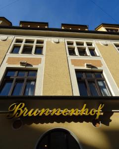 慕尼黑布伦霍夫酒店市中心店的前面有标志的建筑